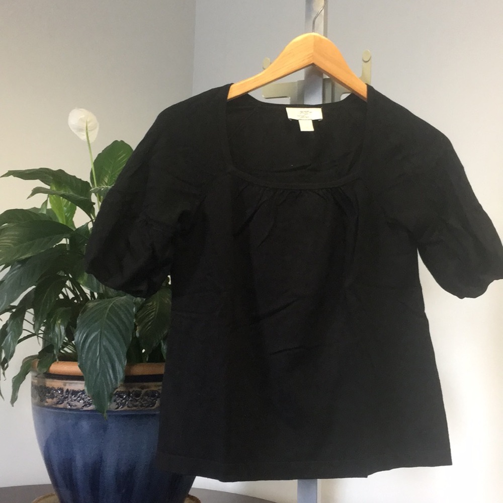 Short sleeve light sweater with ballon sleeves.